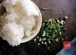 Illustration of how to make fried rice with garlic sprouts and eggs 1