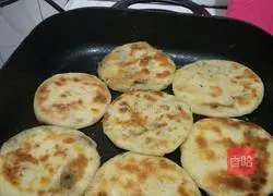 Illustration of how to make fresh meat crispy cake 14