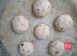 Illustration of how to make red dates, sesame and whole grain flowering steamed buns 17