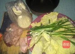 Illustration of how to make dumplings stuffed with pork and cabbage 1