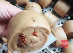 Illustration of how to make brown sugar, red dates and wolfberry milk steamed buns 1