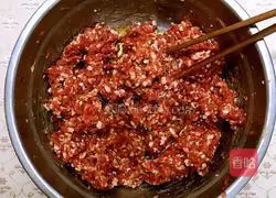 Illustration of making dumplings stuffed with mutton and zucchini 4