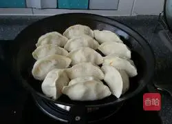 Illustration of how to make hot noodles and plain pot sticker dumplings 12