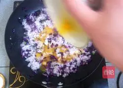 Illustration of how to make purple cabbage and egg fried rice 5