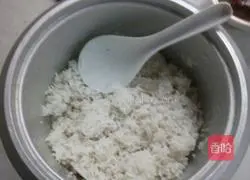 Illustration of how to make sausage and egg fried rice 3