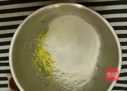 Illustration of how to make two-color plum blossom cakes 4