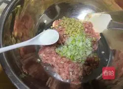 Illustration of how to make dumplings stuffed with pork and chives 4