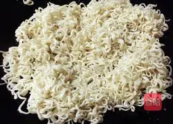 Illustration of how to make ham and egg fried noodles 5