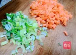 Illustration of how to make fried rice with carrots and green onions 1