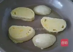 Illustration of how to make pan-fried steamed bun slices 4