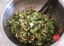 Illustration of how to make vegetarian dumplings with cucumber filling 11