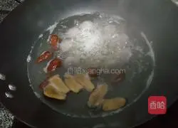 Illustration of how to make rose honey and red date glutinous rice balls 1