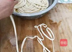 Illustration of how to make hand-pulled fried noodles 7