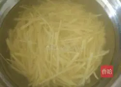 Illustration of how to make potato shredded egg pancake 1