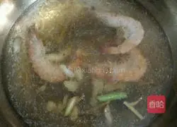 Illustration of how to make loofah and prawn noodles 4