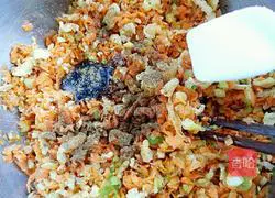 Illustration of how to make carotene stuffed dumplings 10