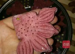 Illustration of how to make red rice and fish steamed buns 6