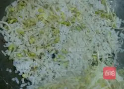 Illustration of how to make mung bean sprouts and egg fried rice 5