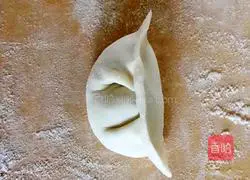 Illustration of how to make cabbage and pork dumplings 8