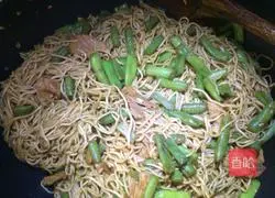 Illustration of how to make fried beans, fried meat and steamed noodles 10