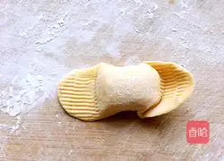 Illustration of how to make golden ingot steamed buns 14