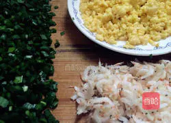 Illustration of how to make dumplings stuffed with three kinds of fresh stuffing in Northeast China 1