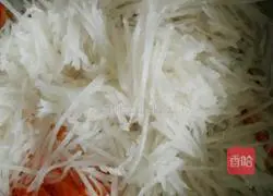 Illustration of how to make shredded radish and shrimp cakes 1