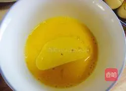 Illustration of how to make fried steamed bun slices 4