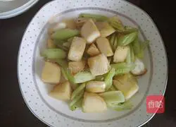 Illustration of how to stir-fry pepper-flavored steamed buns 8