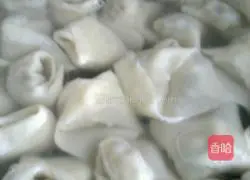 Illustration of how to make coriander and pork wontons 12