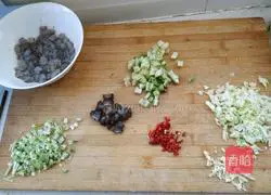 Illustration of how to make sea cucumber, shrimp, egg and fried rice 1