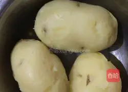 Illustration of how to make mashed potato cakes 2