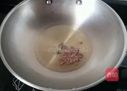 Illustration of how to make pork and king oyster mushroom dumplings 4