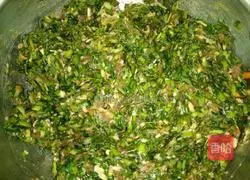 Illustration of how to make leek and meat dumplings 7