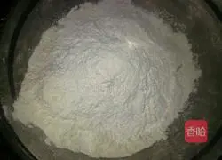 Illustration of how to make white steamed buns with red filling 2