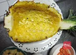 Illustration of how to make pineapple and seafood fried rice 1