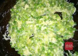 Illustration of how to make garlic egg pancake 7