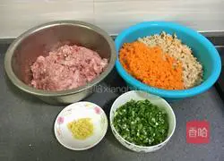 Illustration of how to make pork and mushroom dumplings 2