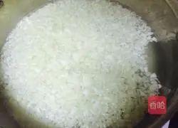 Illustration of how to make cabbage, celery, carrot and meat buns 1