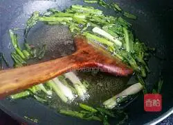 Illustration of how to make noodles with scallion oil 6