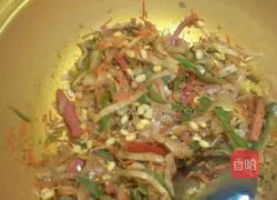 Illustration of how to make fried bean sprouts and shredded pancakes 13