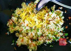 Illustration of how to make egg fried rice 8