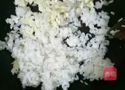 Illustration of how to make onion and egg fried rice 6