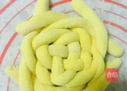 Illustration of how to make steamed buns with pumpkin and bean paste 5