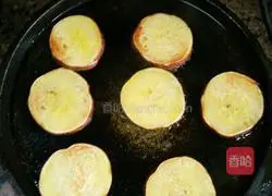 Illustration of how to bake sweet potato slices with electric pan 3