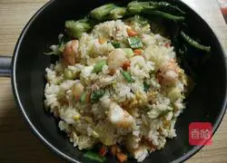 Illustration of how to make shrimp and egg fried rice 8