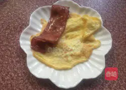 Illustration of how to make bacon cheese hand pancakes 5