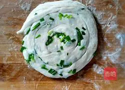 Illustration of how to make scallion pancakes 8