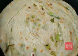 Illustration of how to make five-spice green onion cake 12
