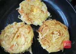 Illustration of how to make shredded potato egg pancakes 8